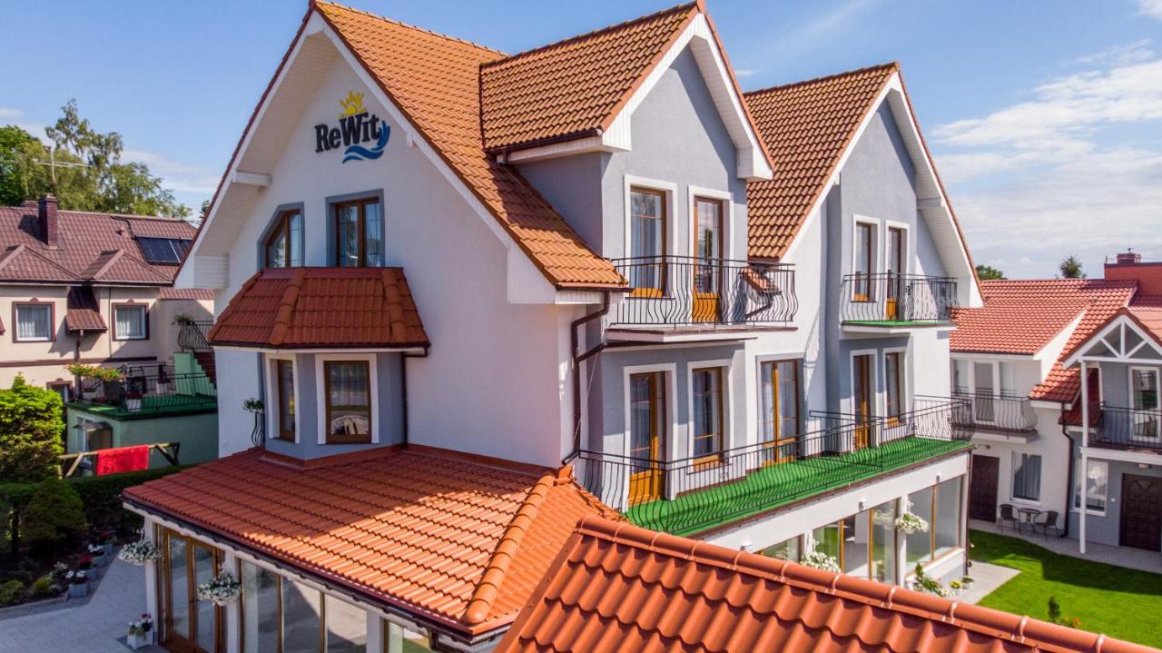 Rewit Dom Goscinny Z Podgrzewanym Basenem Rewal Exterior foto